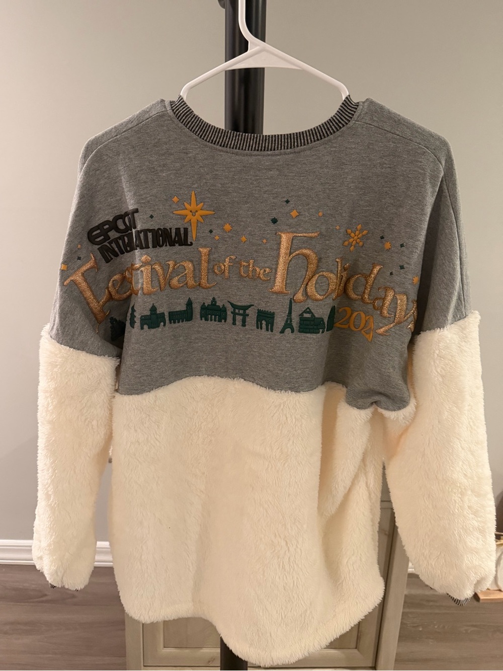 Disney-Epcot International Festival of the Holidays 2023 Spirit Jersey (EUC)